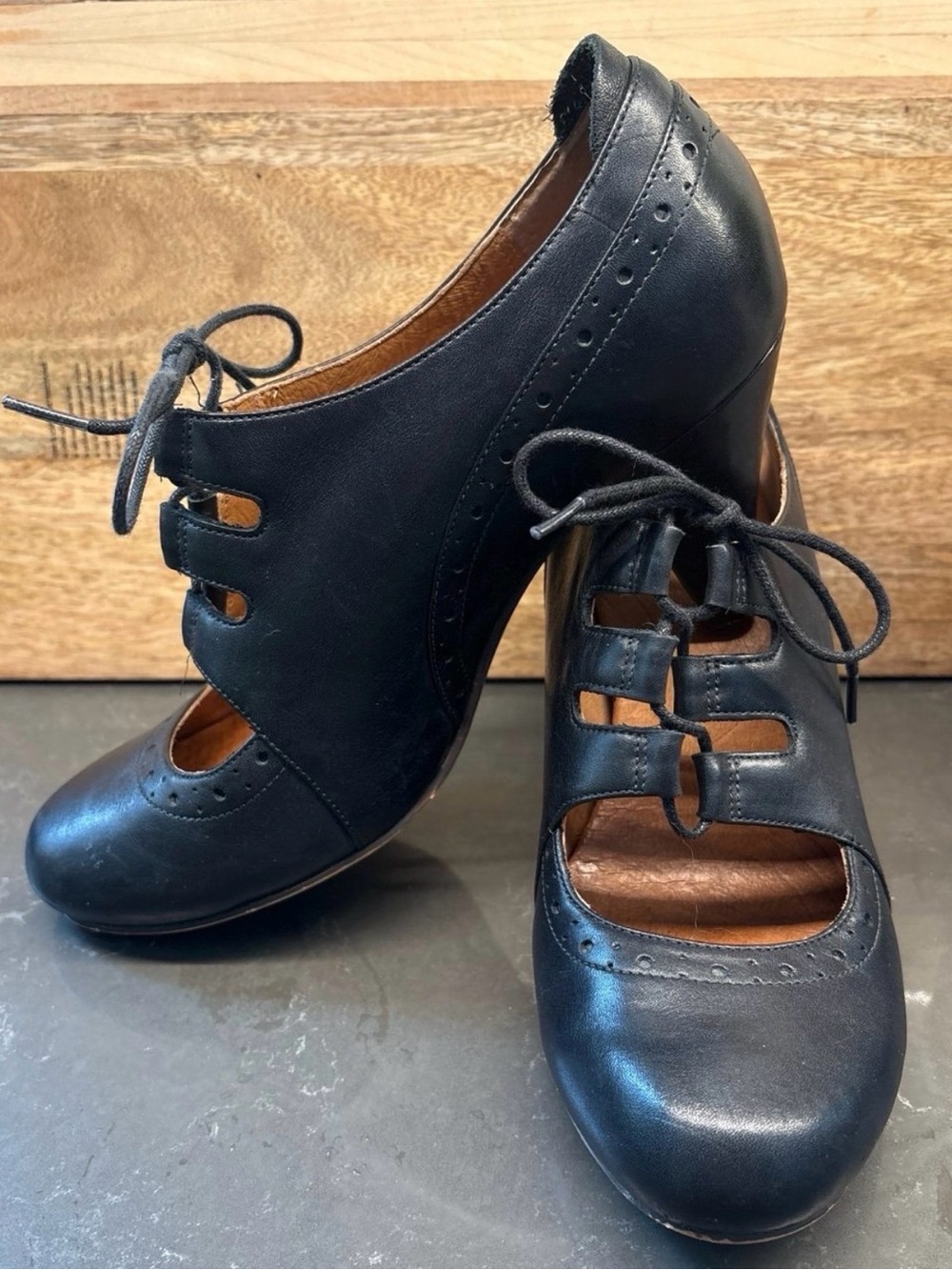 Black Lace-Up Leather Heeled Oxfords for Women Size 7